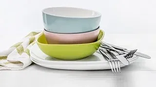 Tányérok, tálak és poharak